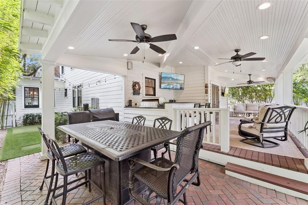 Под контрактом: $1,075,000 (4 спален, 3 ванн, 2434 Квадратных фут)