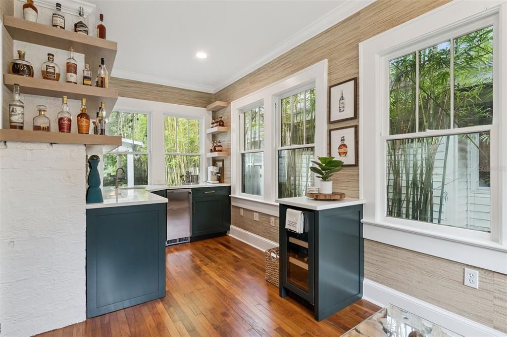 Под контрактом: $1,075,000 (4 спален, 3 ванн, 2434 Квадратных фут)