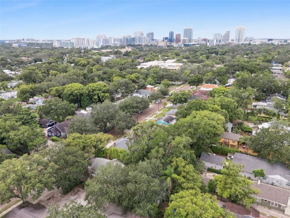 Под контрактом: $1,075,000 (4 спален, 3 ванн, 2434 Квадратных фут)