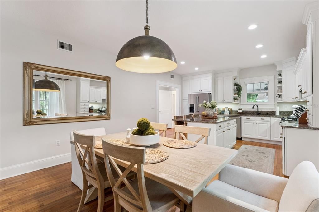 Под контрактом: $1,075,000 (4 спален, 3 ванн, 2434 Квадратных фут)