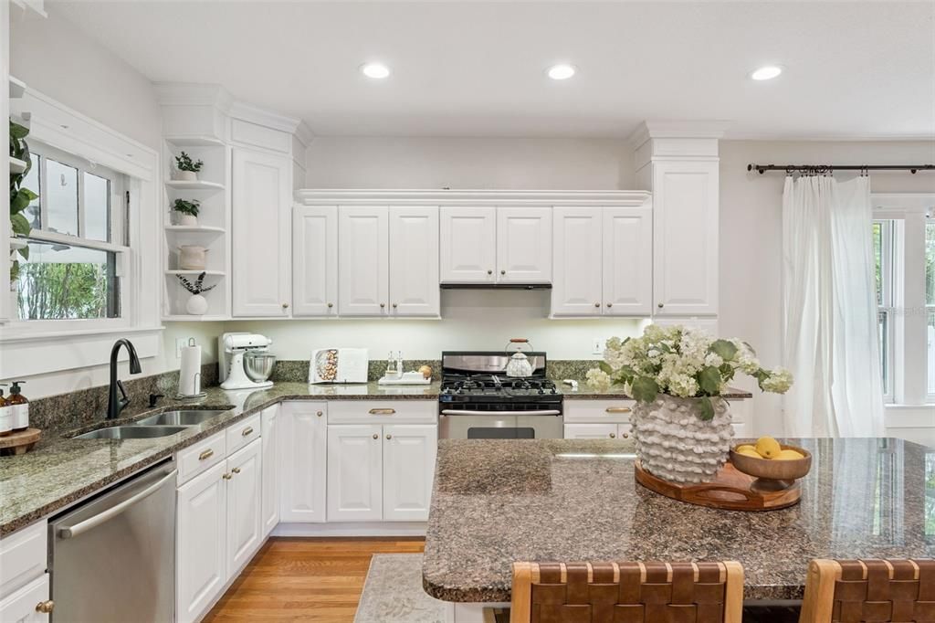 Под контрактом: $1,075,000 (4 спален, 3 ванн, 2434 Квадратных фут)