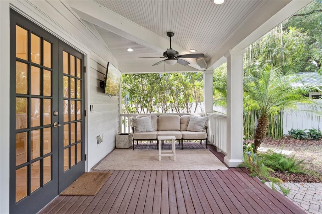 Под контрактом: $1,075,000 (4 спален, 3 ванн, 2434 Квадратных фут)