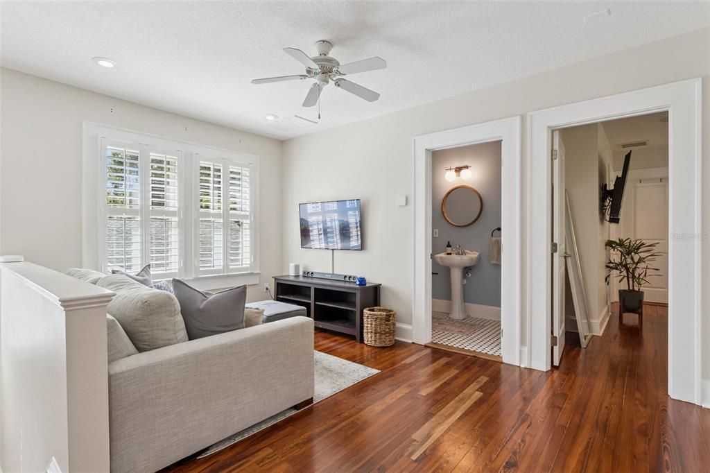 Под контрактом: $1,075,000 (4 спален, 3 ванн, 2434 Квадратных фут)