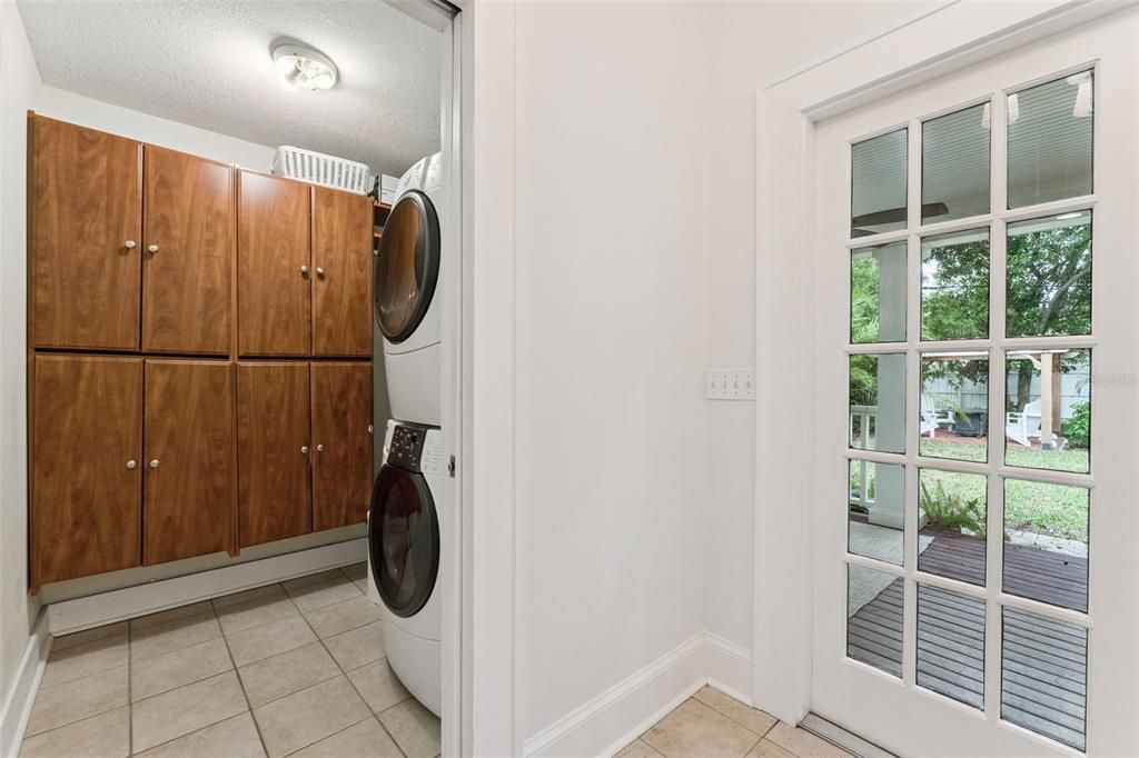 Под контрактом: $1,075,000 (4 спален, 3 ванн, 2434 Квадратных фут)