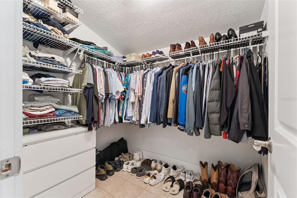 Под контрактом: $1,075,000 (4 спален, 3 ванн, 2434 Квадратных фут)