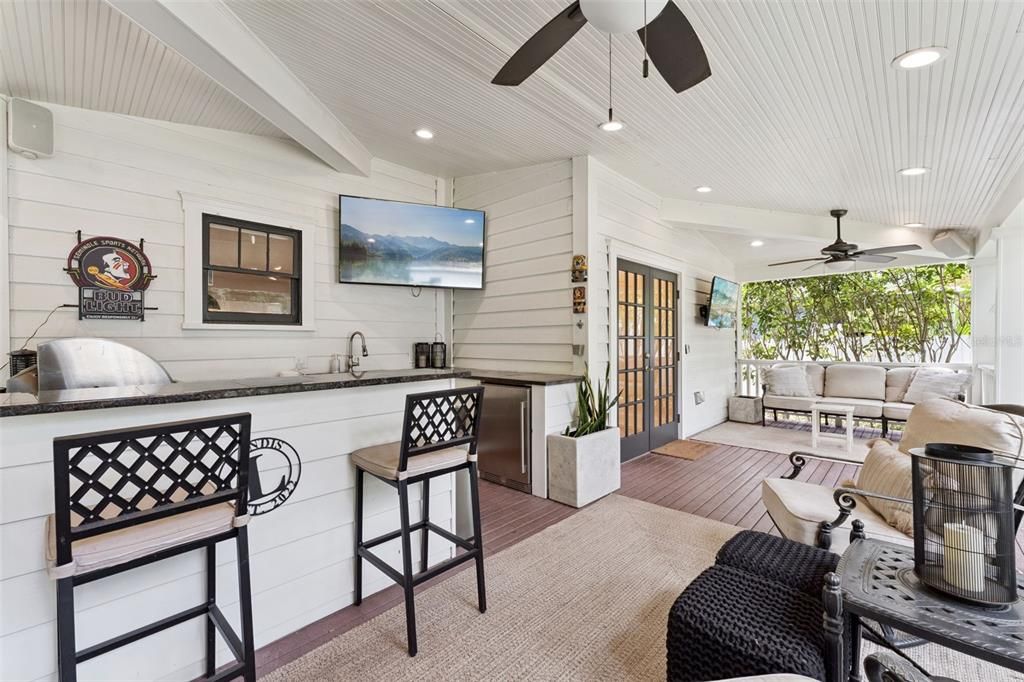 Под контрактом: $1,075,000 (4 спален, 3 ванн, 2434 Квадратных фут)