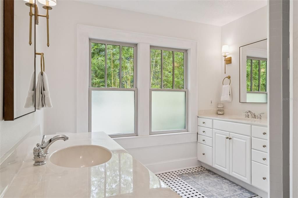 Под контрактом: $1,075,000 (4 спален, 3 ванн, 2434 Квадратных фут)