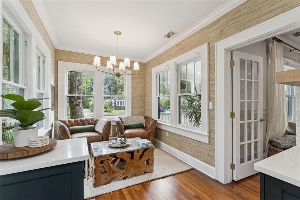 Под контрактом: $1,075,000 (4 спален, 3 ванн, 2434 Квадратных фут)