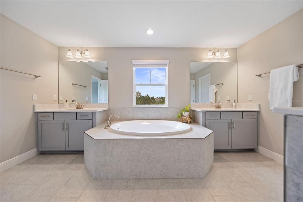 待售: $737,000 (4 贝兹, 3 浴室, 3182 平方英尺)