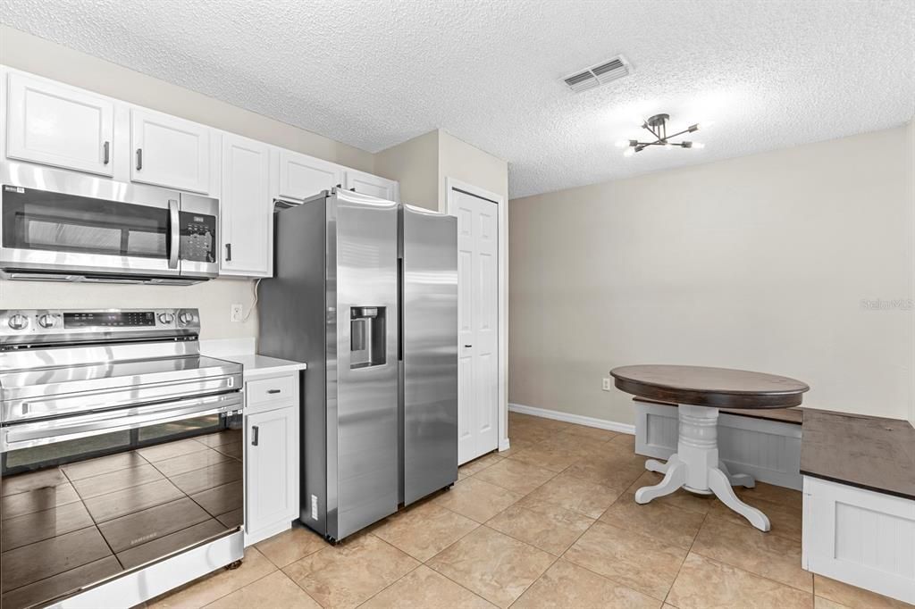 Active With Contract: $274,900 (3 beds, 2 baths, 1472 Square Feet)