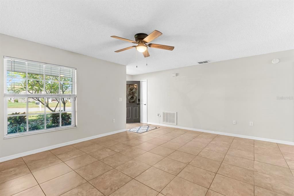 Active With Contract: $274,900 (3 beds, 2 baths, 1472 Square Feet)