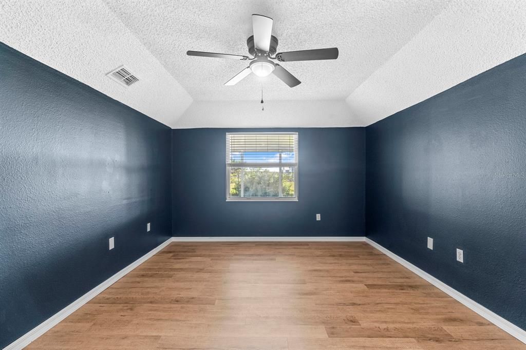 Active With Contract: $274,900 (3 beds, 2 baths, 1472 Square Feet)