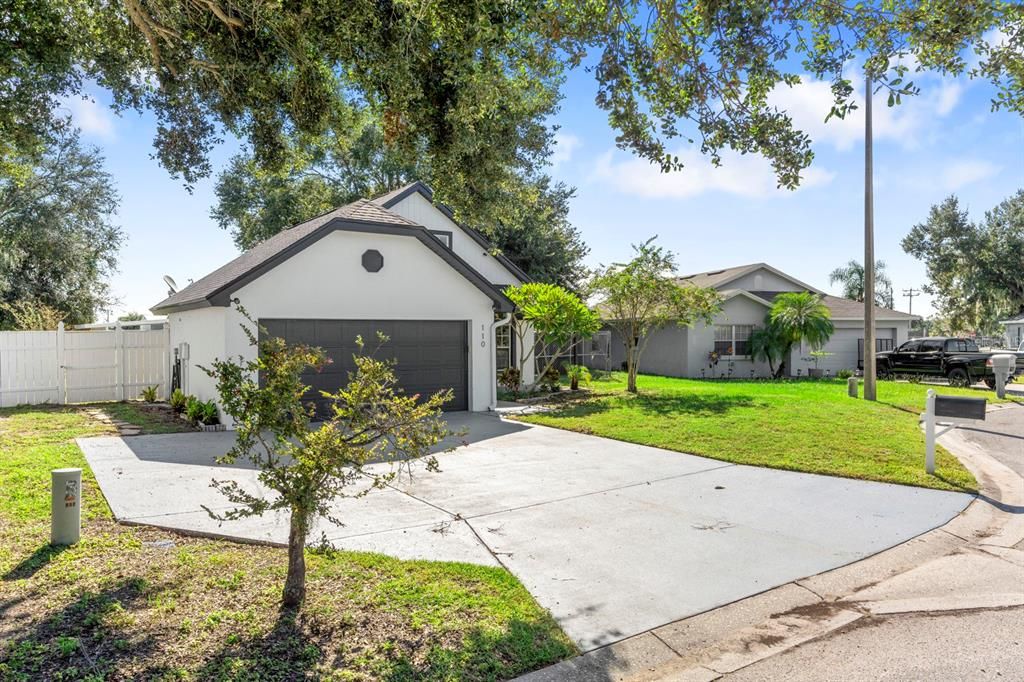 Active With Contract: $274,900 (3 beds, 2 baths, 1472 Square Feet)