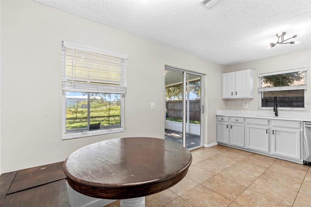 Active With Contract: $274,900 (3 beds, 2 baths, 1472 Square Feet)