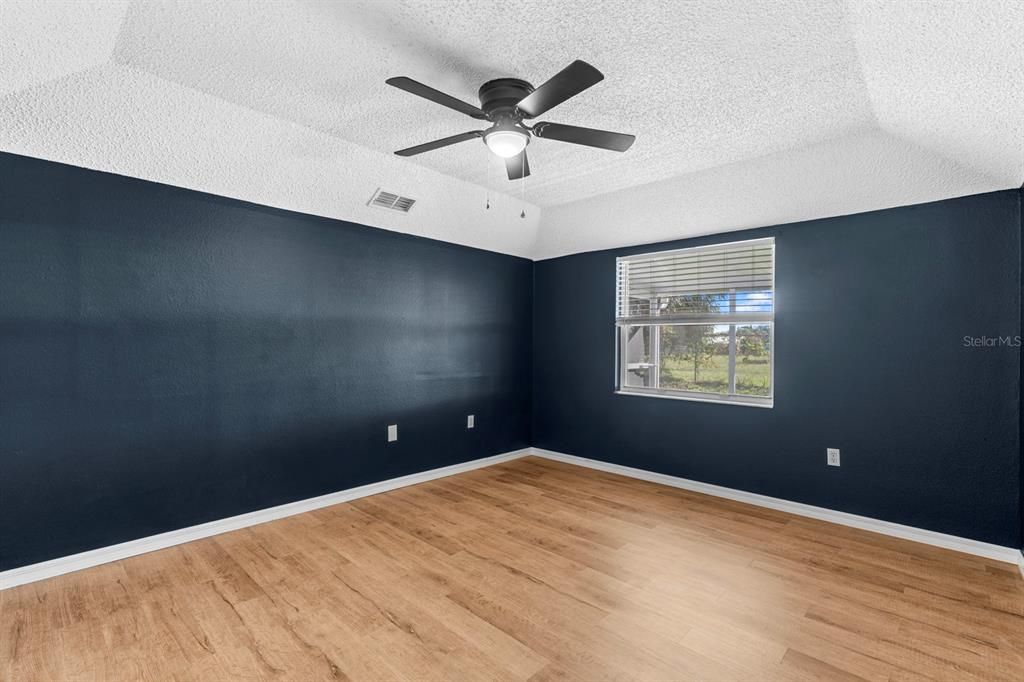 Active With Contract: $274,900 (3 beds, 2 baths, 1472 Square Feet)