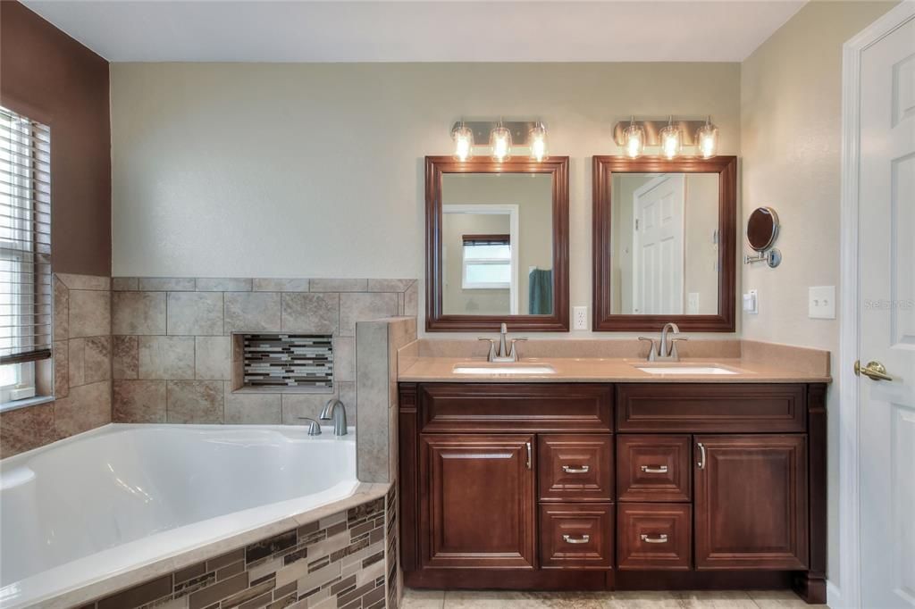 Active With Contract: $367,500 (3 beds, 2 baths, 1688 Square Feet)