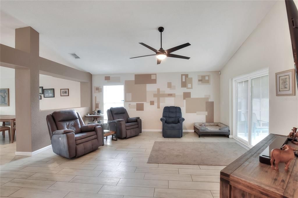 Active With Contract: $367,500 (3 beds, 2 baths, 1688 Square Feet)