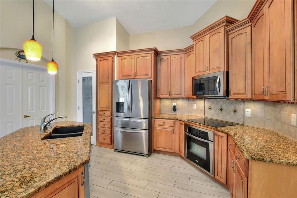 Active With Contract: $367,500 (3 beds, 2 baths, 1688 Square Feet)