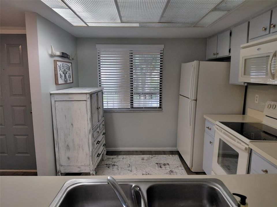 合同活跃: $143,000 (1 贝兹, 1 浴室, 825 平方英尺)