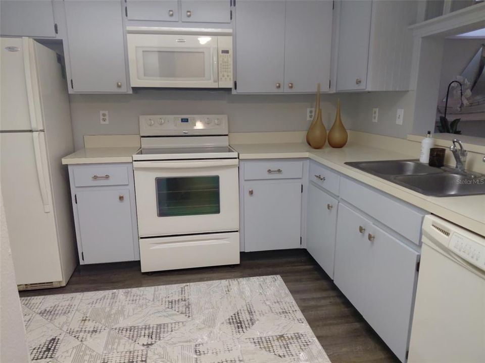 合同活跃: $143,000 (1 贝兹, 1 浴室, 825 平方英尺)