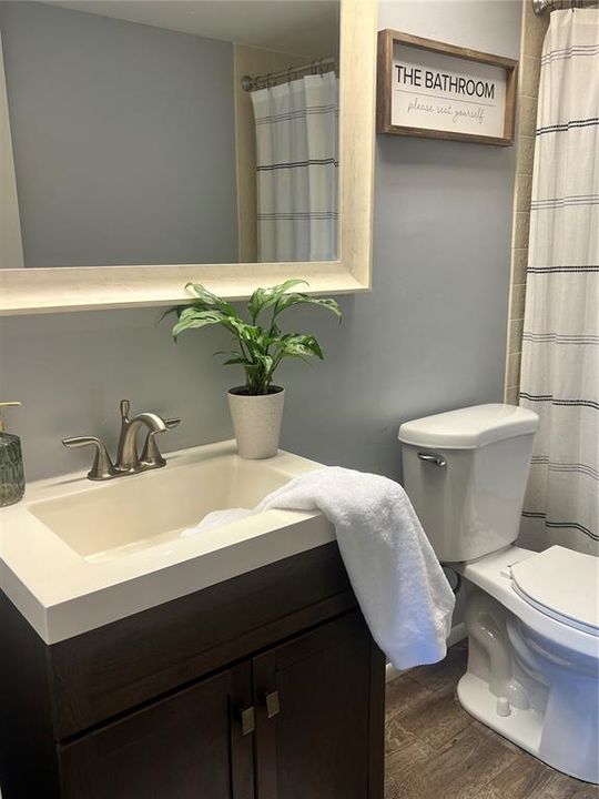 合同活跃: $143,000 (1 贝兹, 1 浴室, 825 平方英尺)