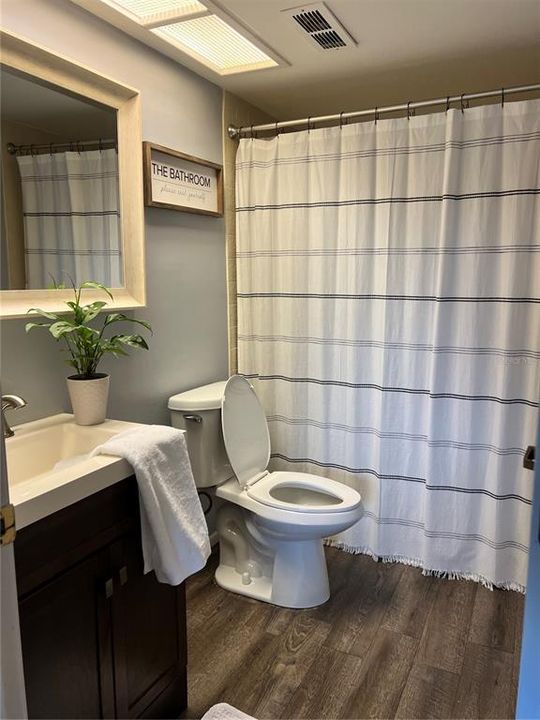 合同活跃: $143,000 (1 贝兹, 1 浴室, 825 平方英尺)