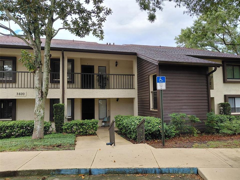 合同活跃: $143,000 (1 贝兹, 1 浴室, 825 平方英尺)