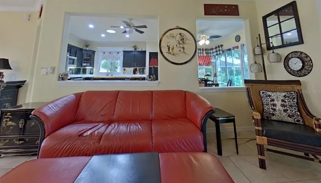 合同活跃: $299,990 (2 贝兹, 2 浴室, 1572 平方英尺)