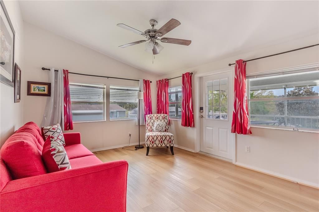 На продажу: $259,900 (3 спален, 2 ванн, 1818 Квадратных фут)