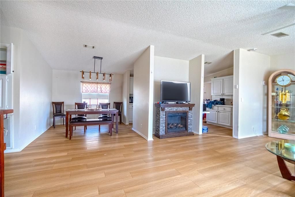 На продажу: $259,900 (3 спален, 2 ванн, 1818 Квадратных фут)