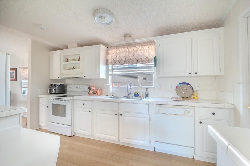 На продажу: $259,900 (3 спален, 2 ванн, 1818 Квадратных фут)