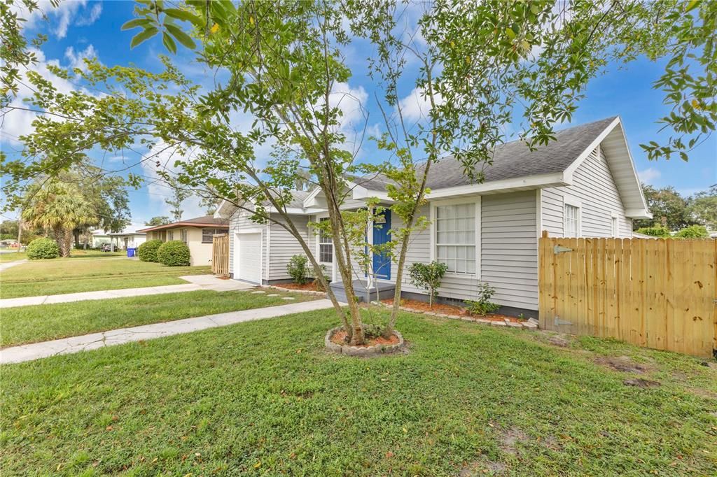 Active With Contract: $225,000 (2 beds, 1 baths, 889 Square Feet)