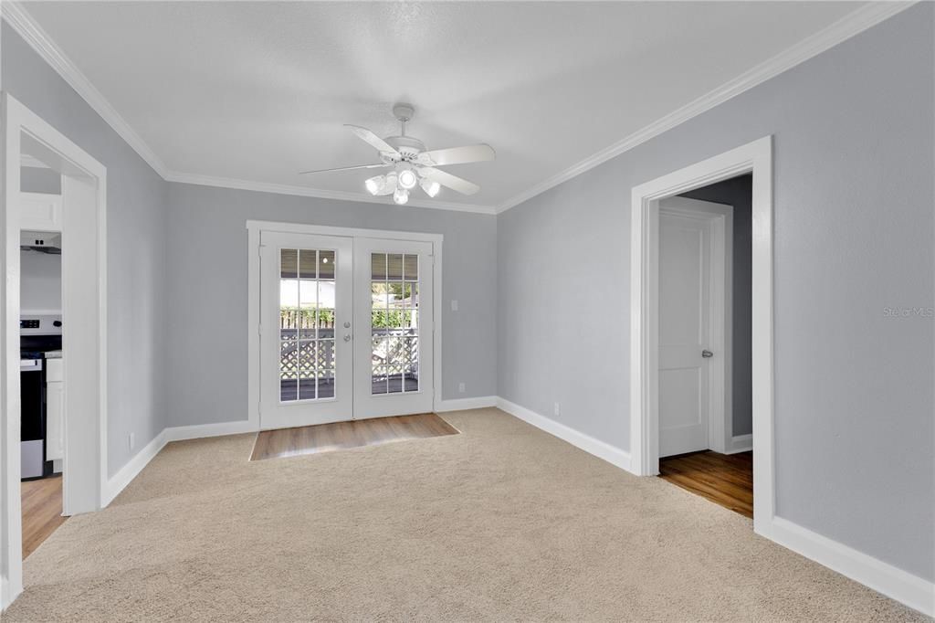 Active With Contract: $225,000 (2 beds, 1 baths, 889 Square Feet)