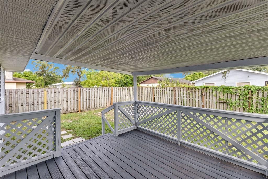 Active With Contract: $225,000 (2 beds, 1 baths, 889 Square Feet)