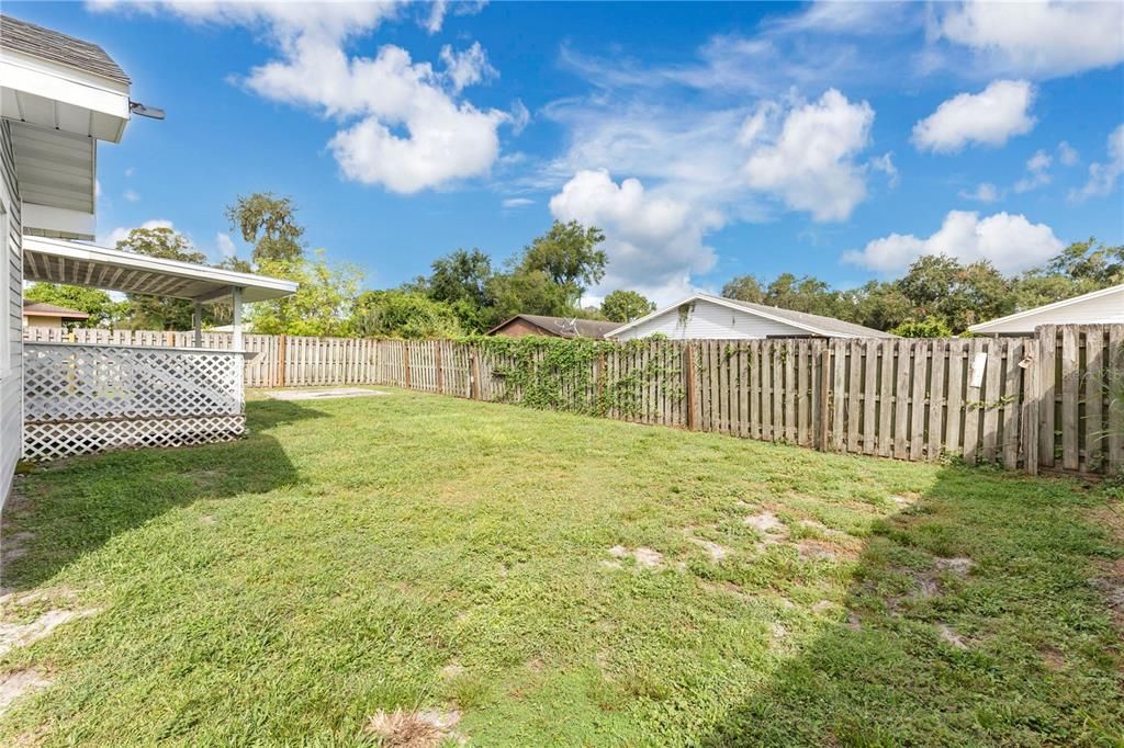 Active With Contract: $225,000 (2 beds, 1 baths, 889 Square Feet)