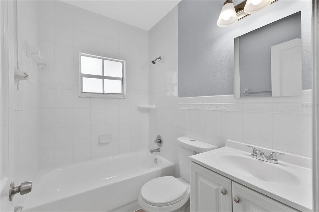 Active With Contract: $225,000 (2 beds, 1 baths, 889 Square Feet)