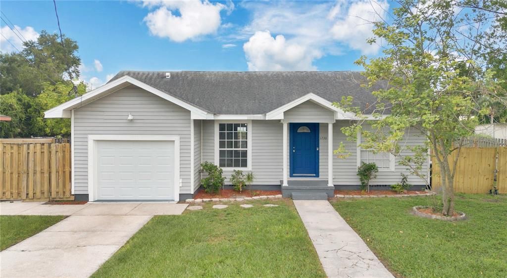 Active With Contract: $225,000 (2 beds, 1 baths, 889 Square Feet)