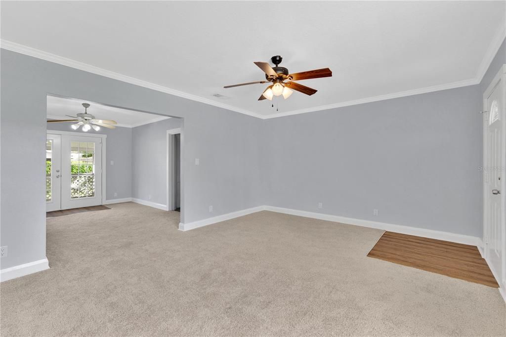 Active With Contract: $225,000 (2 beds, 1 baths, 889 Square Feet)