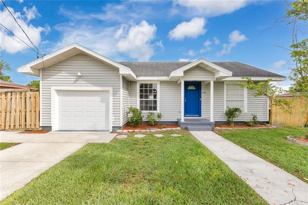 Active With Contract: $225,000 (2 beds, 1 baths, 889 Square Feet)