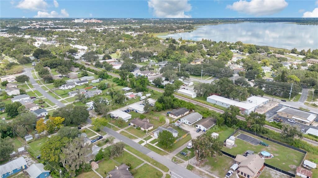 Active With Contract: $225,000 (2 beds, 1 baths, 889 Square Feet)