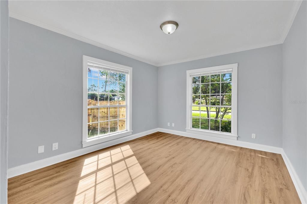 Active With Contract: $225,000 (2 beds, 1 baths, 889 Square Feet)