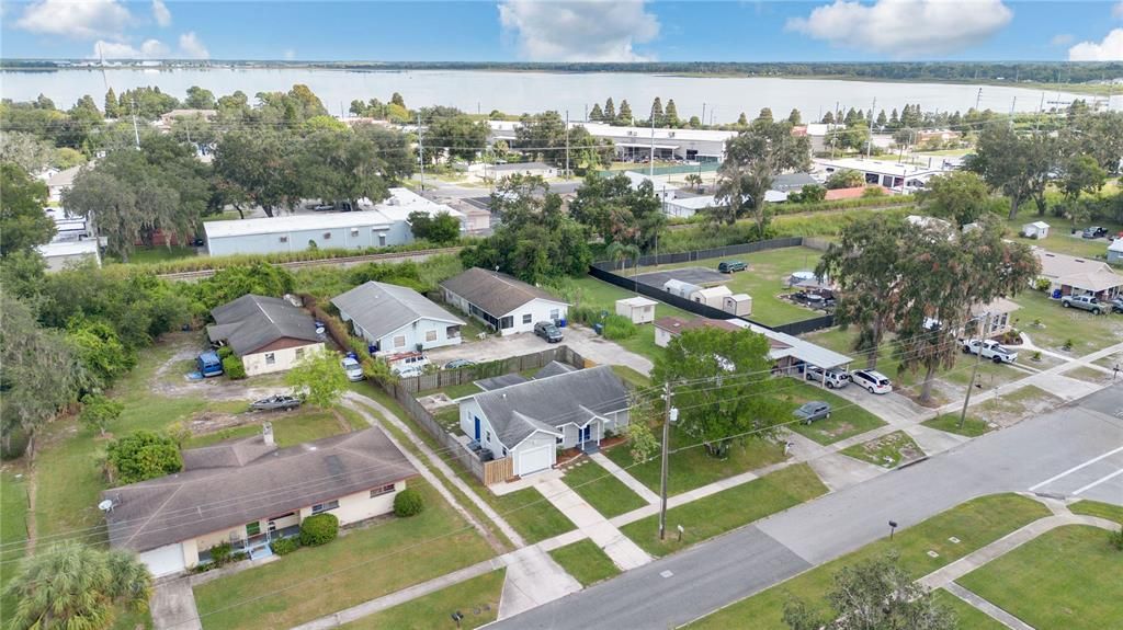 Active With Contract: $225,000 (2 beds, 1 baths, 889 Square Feet)