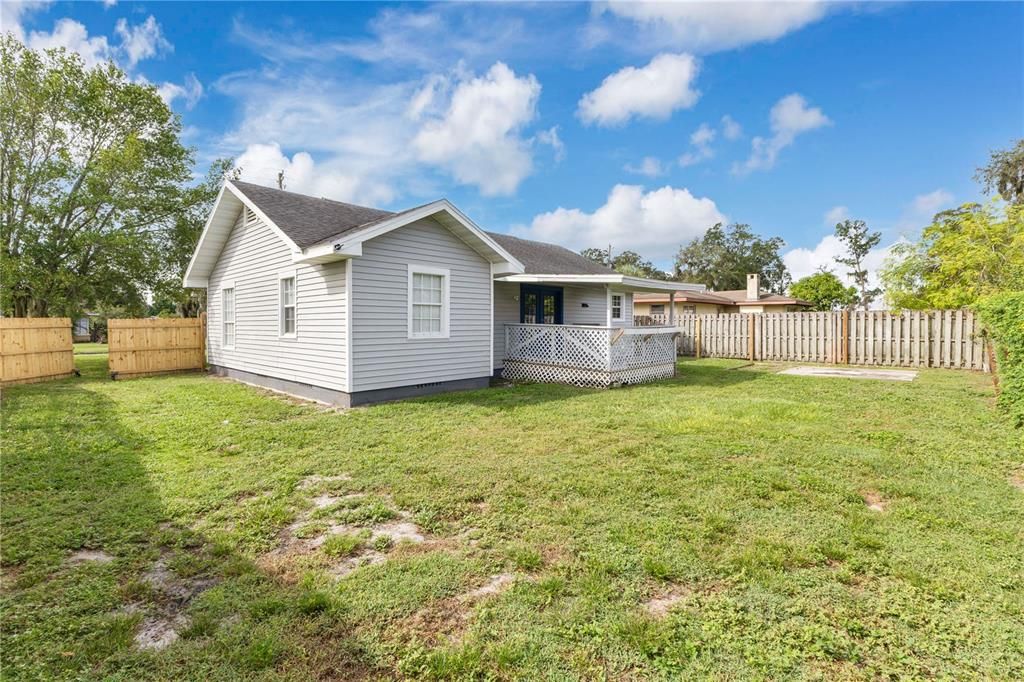 Active With Contract: $225,000 (2 beds, 1 baths, 889 Square Feet)