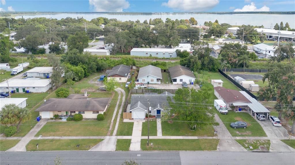 Active With Contract: $225,000 (2 beds, 1 baths, 889 Square Feet)