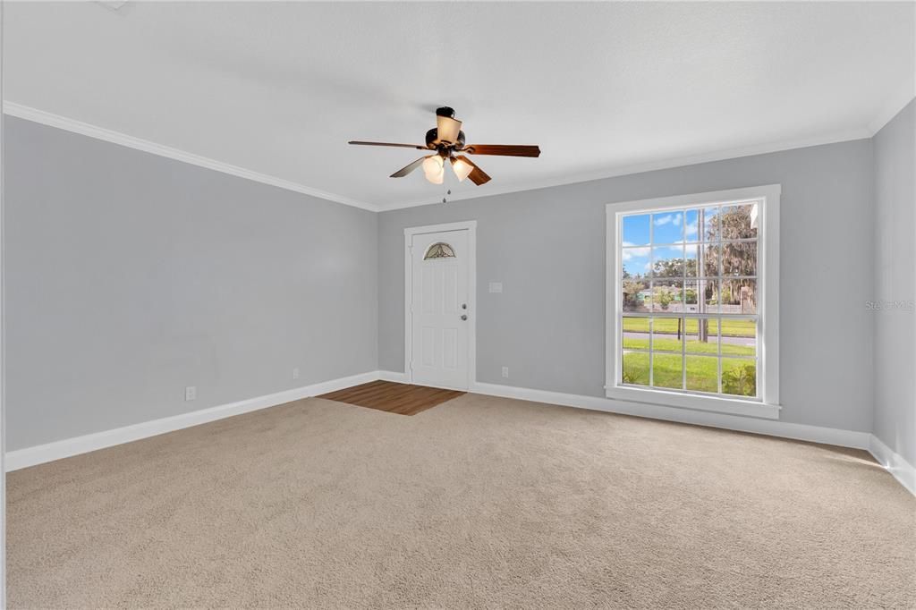 Active With Contract: $225,000 (2 beds, 1 baths, 889 Square Feet)