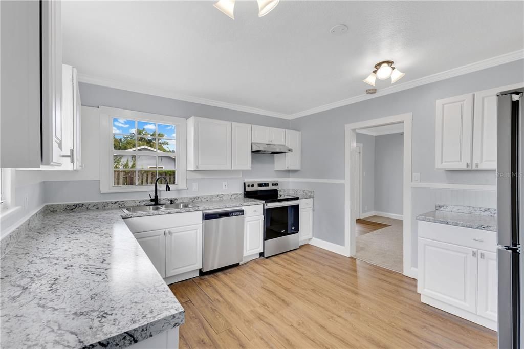 Active With Contract: $225,000 (2 beds, 1 baths, 889 Square Feet)