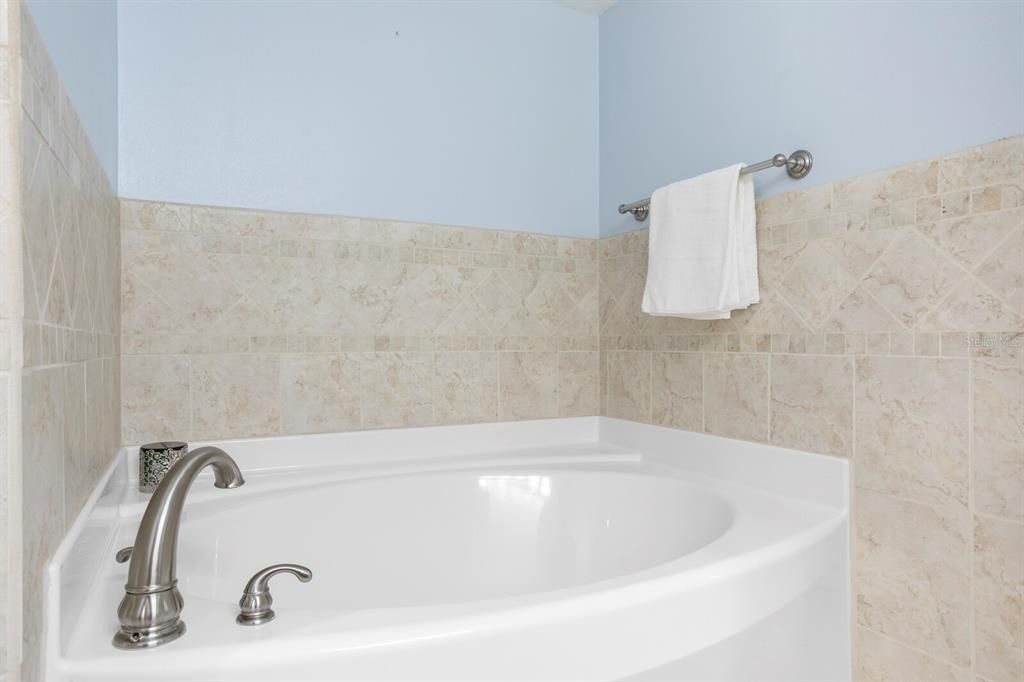 For Sale: $790,000 (4 beds, 2 baths, 2286 Square Feet)