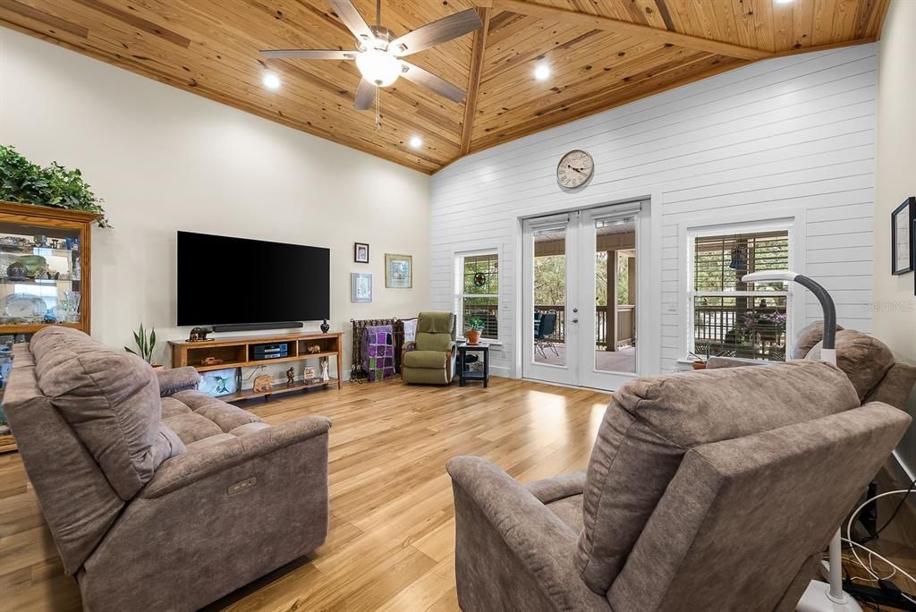 На продажу: $899,000 (3 спален, 2 ванн, 2196 Квадратных фут)