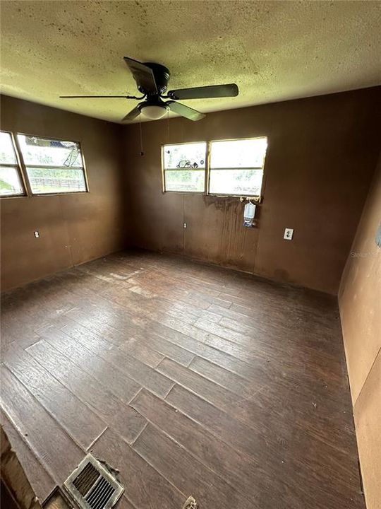 For Sale: $200,000 (4 beds, 2 baths, 840 Square Feet)