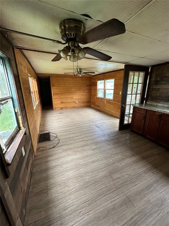 For Sale: $200,000 (4 beds, 2 baths, 840 Square Feet)